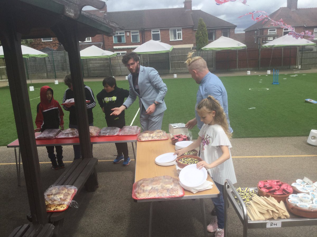 EllisonPrimary's tweet image. Our wonderful year 6s and great team of staff are currently busy setting up for our jubilee picnic. We cannot wait to celebrate with our Ellison family. #Ellisoncommunity