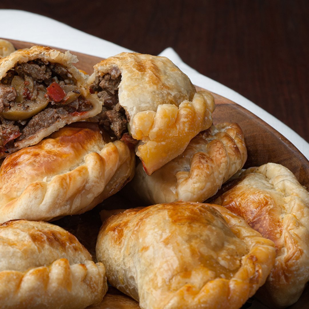 ¡Feliz 25 de mayo! Le hacemos honor a nuestra cultura culinaria con estas empanadas al estilo criollo. 

Te esperamos para celebrar esta fecha patria.

Reservas por WhatsApp: +54 9 11 3559-9199.

#25demayo #parrillaargentina #carneargentina #PuertoMadero #tradicionargentina
