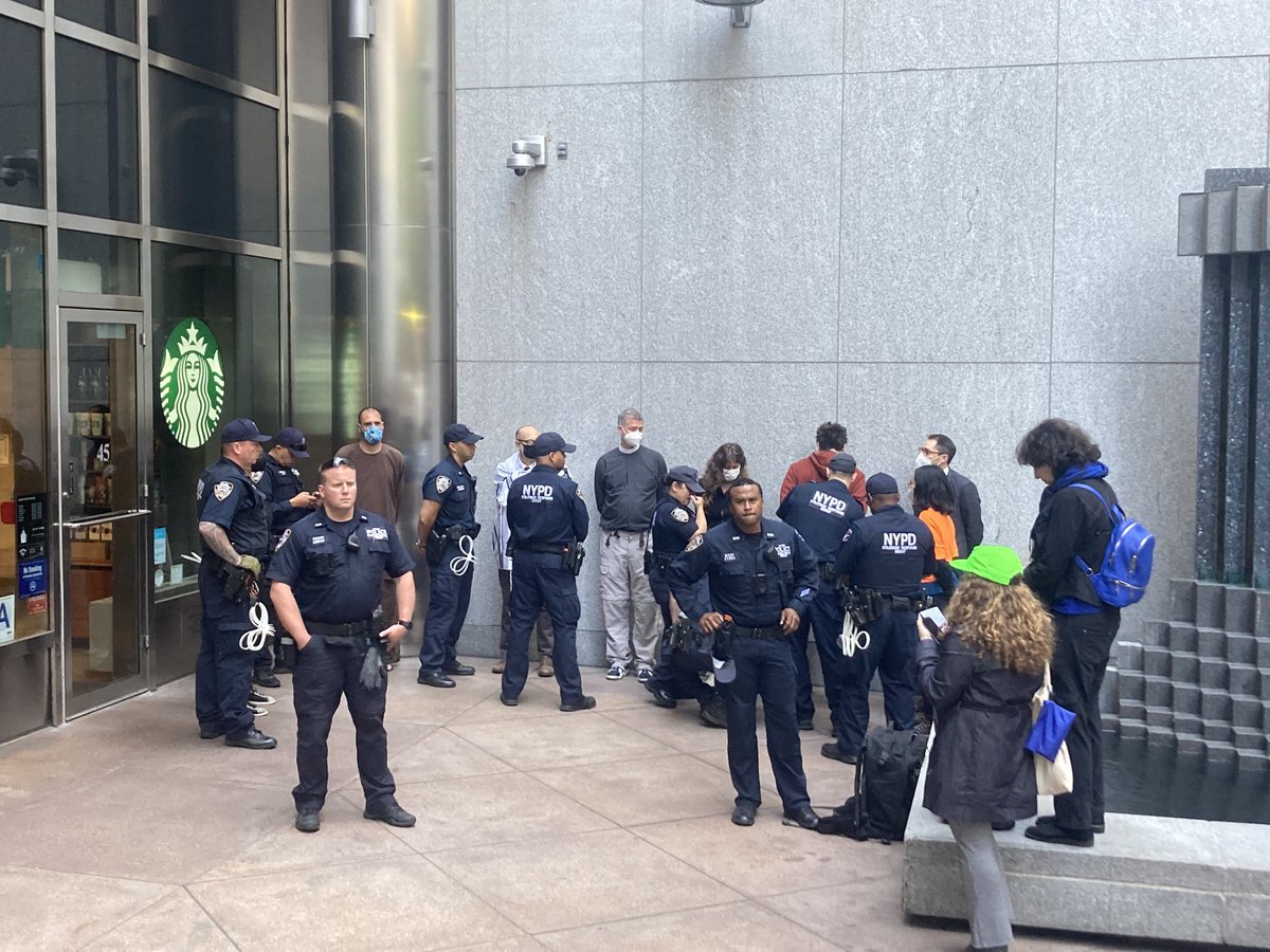 makeNYTrueBlue's tweet image. #BLKsBigProblem Climate activists &amp;amp; clergy block doors at BlackRock demanding stop fossil fuel investment. Nothing less than our children’s future is at stake! ⁦@riseandresistny⁩ @greenfaithworld⁩ @nychange ⁦⁦@XR_NYC⁩ ⁦@nanfaessler⁩ ⁦@PeteSikora1⁩