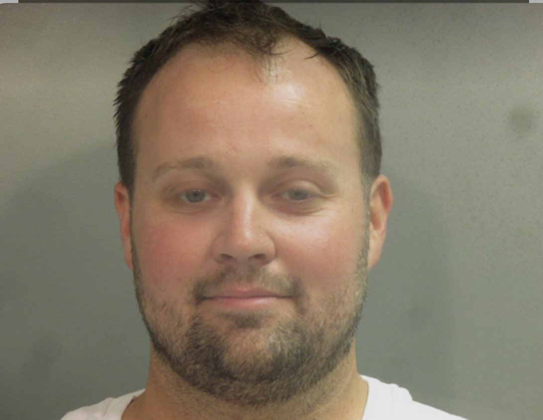 AnnaDarlingTV's tweet photo. I’m back at the courthouse today for #JoshDuggars sentencing.
Prosecution is asking for the maximum of 20 years while the defense is asking for the minimum of 5 years. No phones allowed inside so I’ll be running out to give any updates when I can #NWANews https://t.co/e8liIniasb