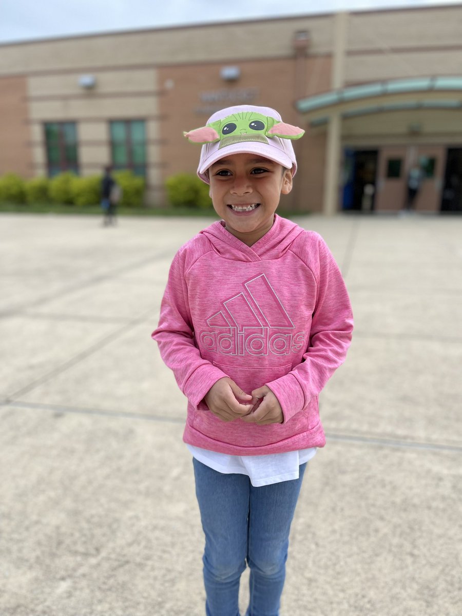 KiNG_Ulises87's tweet photo. It was tough on my heart dropping her off but she was super excited for hat day so i wasn’t going stop her from showing off. https://t.co/NDJf78ZNa8