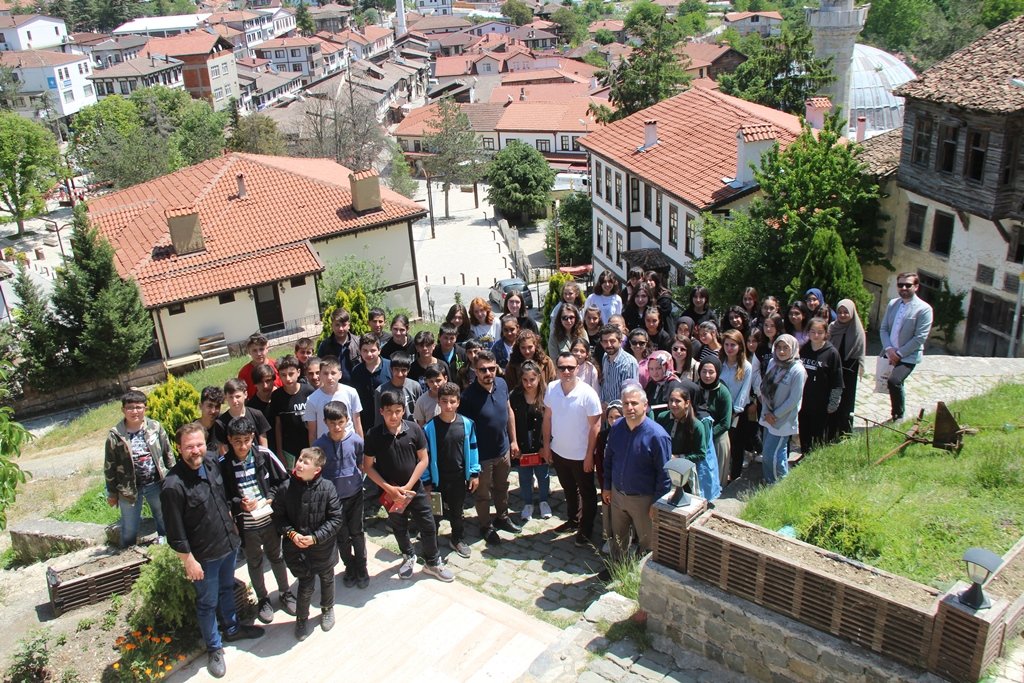 Sayın Valimiz @cetinoktaykaldım #KitapSakarya projesi kapsamında ‘Dünyanın En İyi Kırsal Turizm Yerleşim Yeri’ #Taraklı’da kitap okumaya devam ediyoruz. 
Sizde bizimle Hisar konağımız bahçesinde Tarih kokan ilçemizi izleyerek kitap okumaya var mısınız?  
<a href="/valicetinoktay/">Çetin Oktay Kaldırım</a>