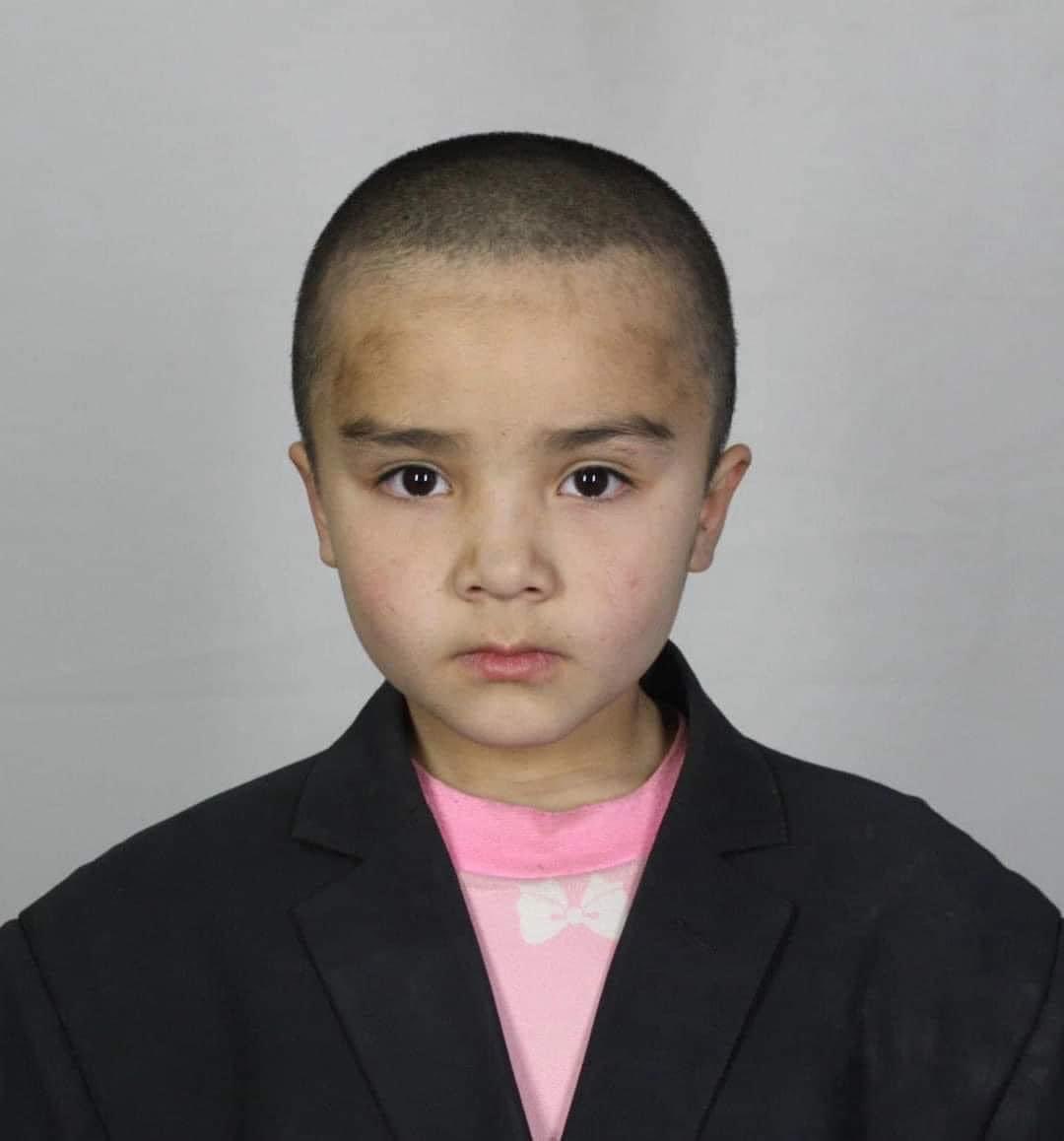 IdrissSihamedi's tweet photo. Ces deux photos sont celles de petites filles musulmanes ouïgours, cheveux tondus, placées dans des camps où sont parqués des millions d’autres ouïgours pour leur foi.

Que feriez-vous si votre fille était l’une d’entre elle ?

Votre réponse nous définit.
Nous sommes la honte. https://t.co/5WuWvZmupE