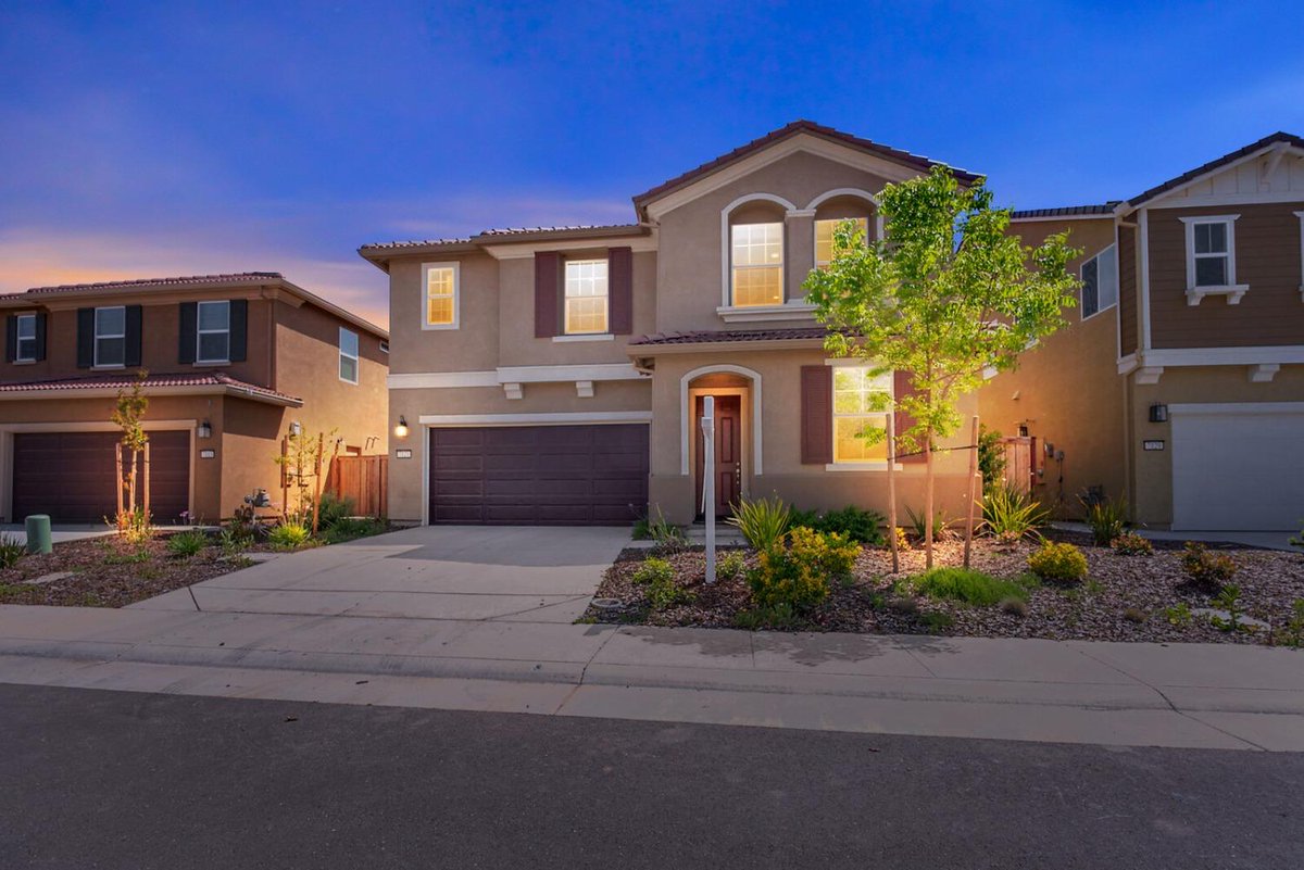 Charming 3 BD/ 3 BA in Roseville has a lot to offer. Call/text/DM me for info.  cpix.me/l/143934762