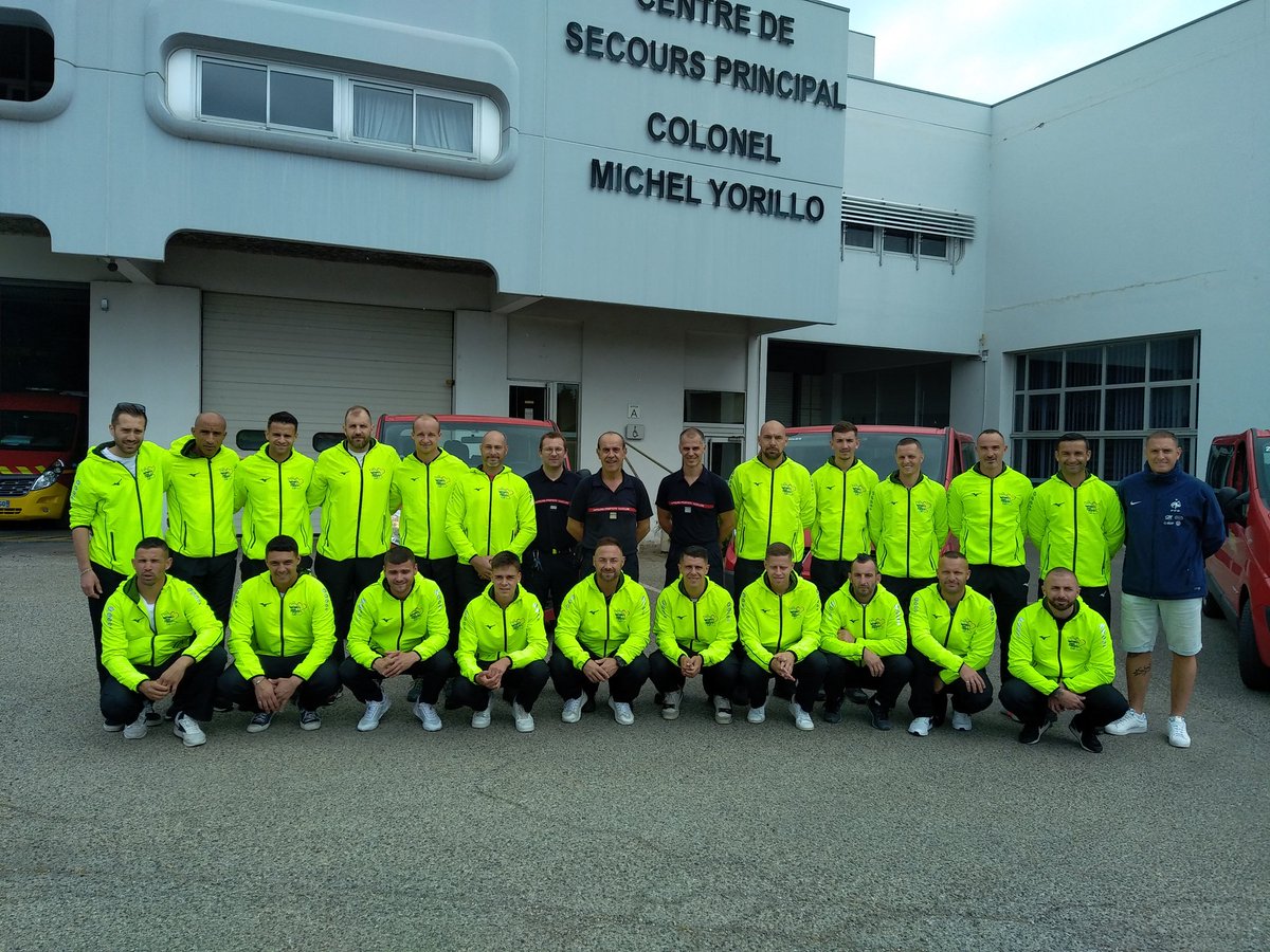 udsp84's tweet photo. Au départ avec @GeoffreyCasu @GuillaumeAluig1 pour souhaiter bonne route à l'équipe de football des sp @sdis84 pour le tournoi @PompiersFR à #Châteauroux https://t.co/sTizrrqjMy