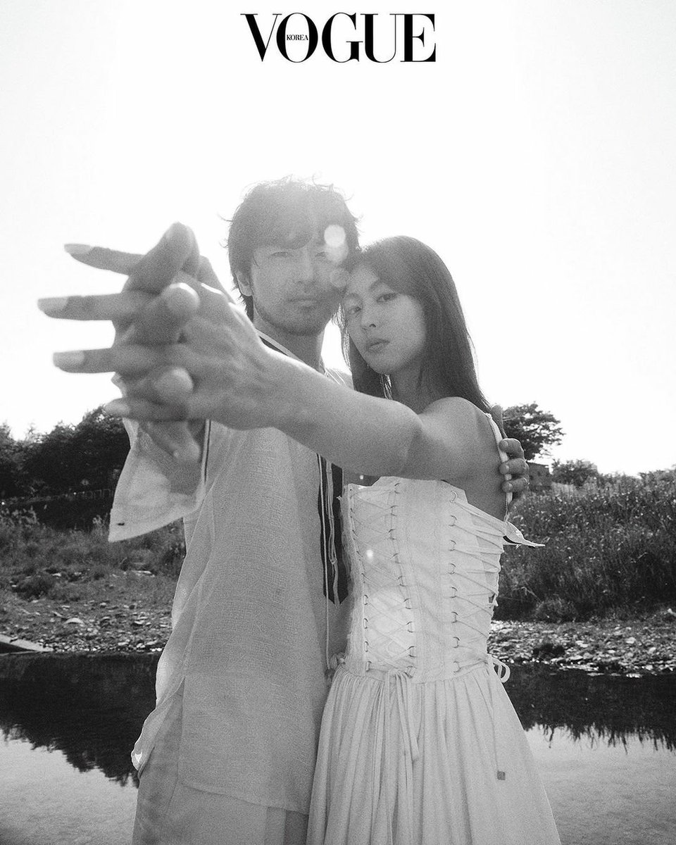 2022.05.25 voguekorea IG update #Repost • • • • • • #VoguePictures 결혼한 이연희와 결혼하지 않은 이진욱이 드라마 <결혼백서>에서 만났습니다. 그들만의...