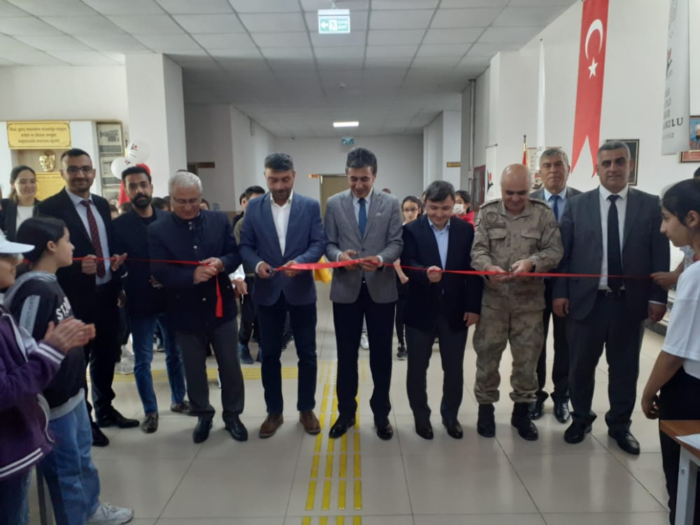 bingolmem's tweet photo. Müdür Yardımcımız Abdulhaluk Çakan ve Şube Müdürümüz Selahattin Akıncı Kiğı YBO tarafından hazırlanan TÜBİTAK 4006 Bilim Fuarı açılışını yaparak, hazırlanan projeleri incelediler. @tcmeb @bingolvaliligi @halilyucel6060 https://t.co/dvT1eUXxhG