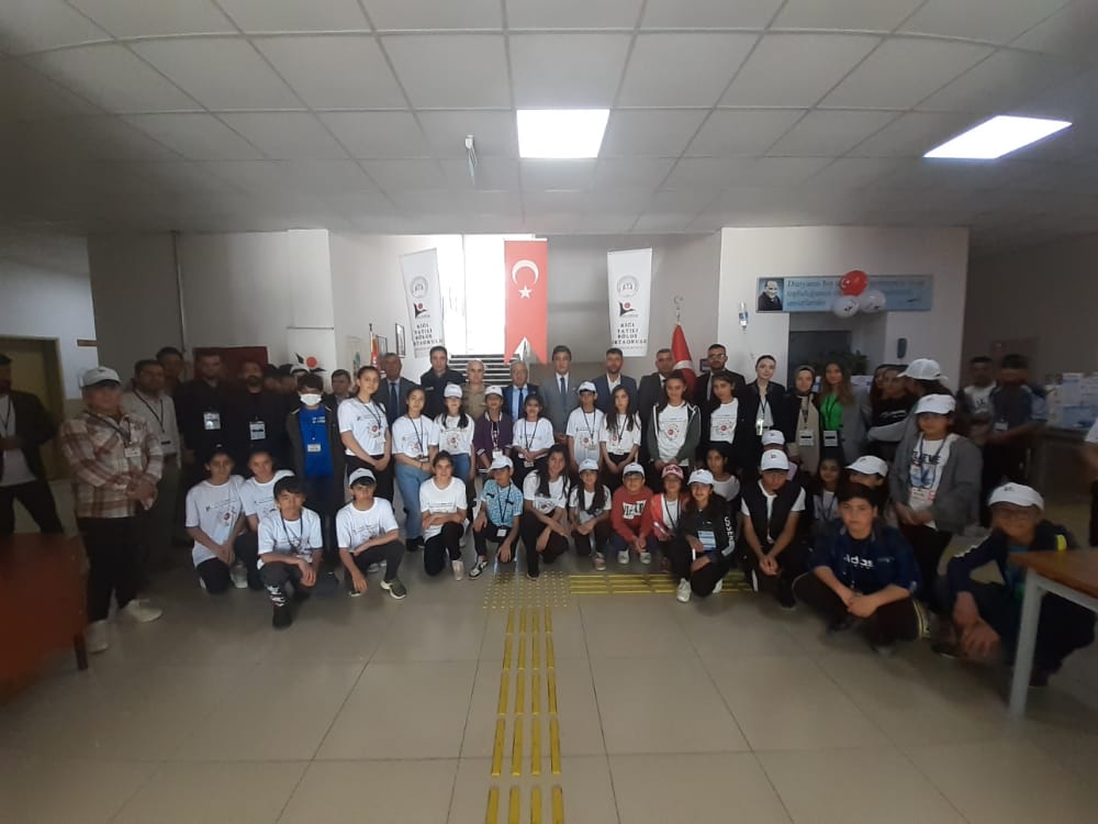 bingolmem's tweet photo. Müdür Yardımcımız Abdulhaluk Çakan ve Şube Müdürümüz Selahattin Akıncı Kiğı YBO tarafından hazırlanan TÜBİTAK 4006 Bilim Fuarı açılışını yaparak, hazırlanan projeleri incelediler. @tcmeb @bingolvaliligi @halilyucel6060 https://t.co/dvT1eUXxhG
