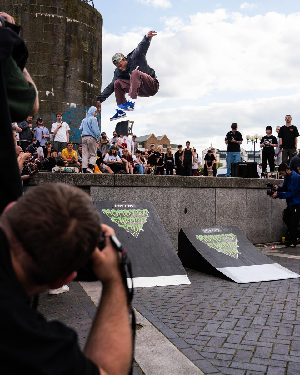 MonsterEnergyCH's tweet photo. Die Monster Euro Skate Tour eroberte Bristols härtestes Terrain und raste über Deutschlands Autobahnen, um mit den US-Legenden Nyjah Huston und Ishod Wair zu connecten. 🔥🤝

🔗:https://t.co/taXtnYLA0F

#MonsterEnergy #EuroSkateTour https://t.co/k9xo5Utw8e