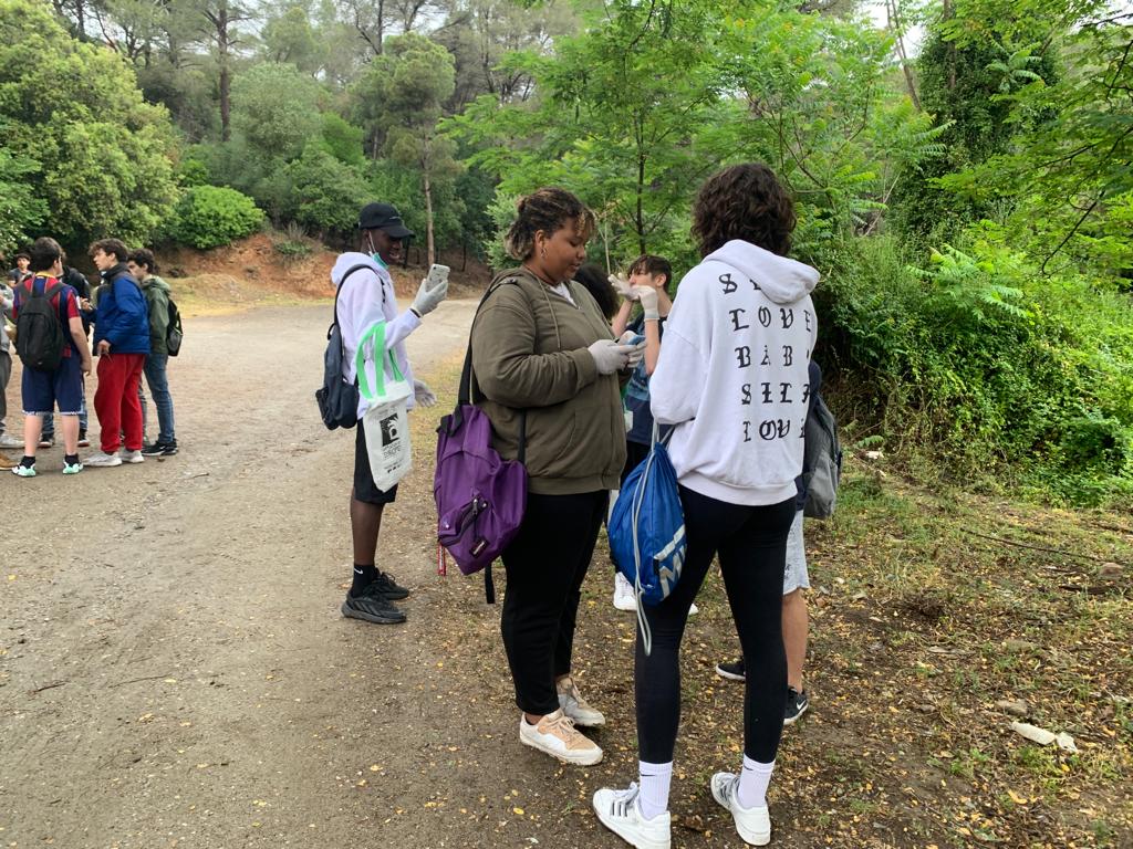 epnsdiputacio's tweet photo. Avui 4ESO ha participat a l'activitat Let's clean Europe una activitat de recollida de residus al Parc de Collserola i de conscienciació medioambiental.
Els #ambaixadorsjunior han estat els encarregats de gestionar i organitzar la jornada.
#escuelasembajadoras #letscleaneurope https://t.co/xd8JSKHMpj