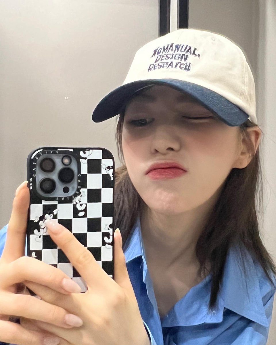 rvlsw's tweet photo. mirror selfies, just ‘cause. https://t.co/RCjO3vJGy7