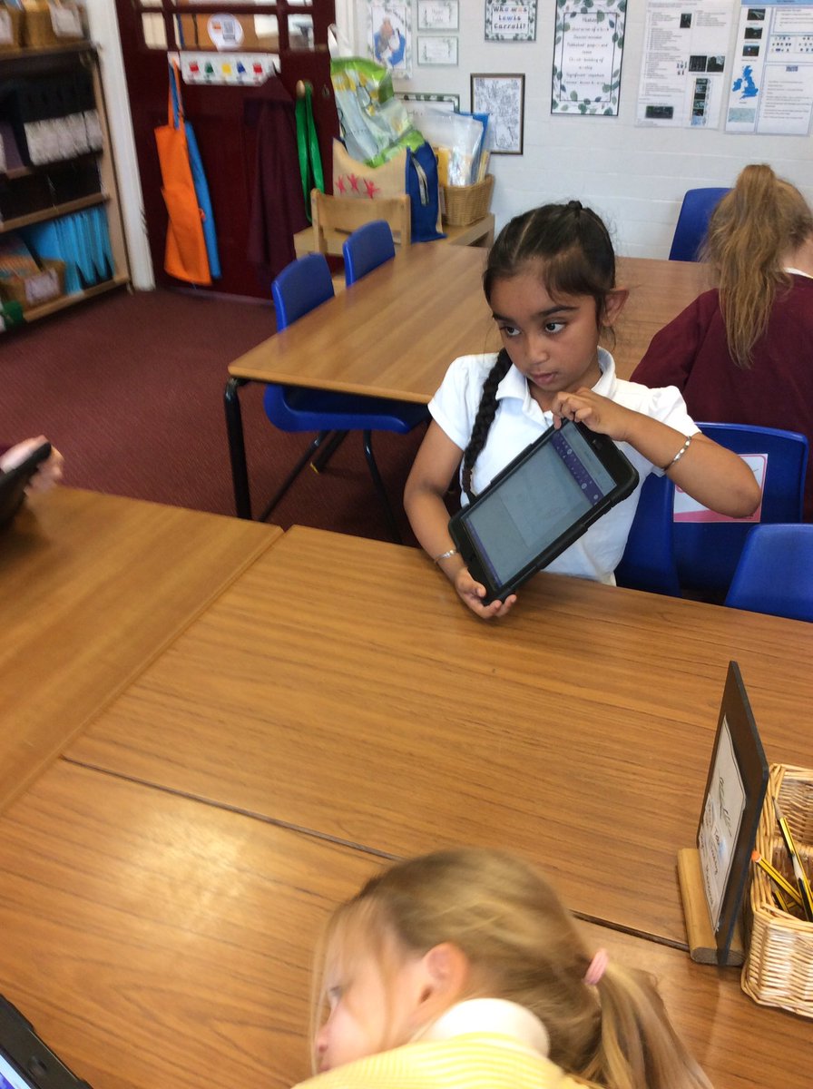 ABCPschool's tweet photo. #Class2K are learning how to use the tools on #paintz.app #ABComputing #Digitalart https://t.co/xbmQMm978N