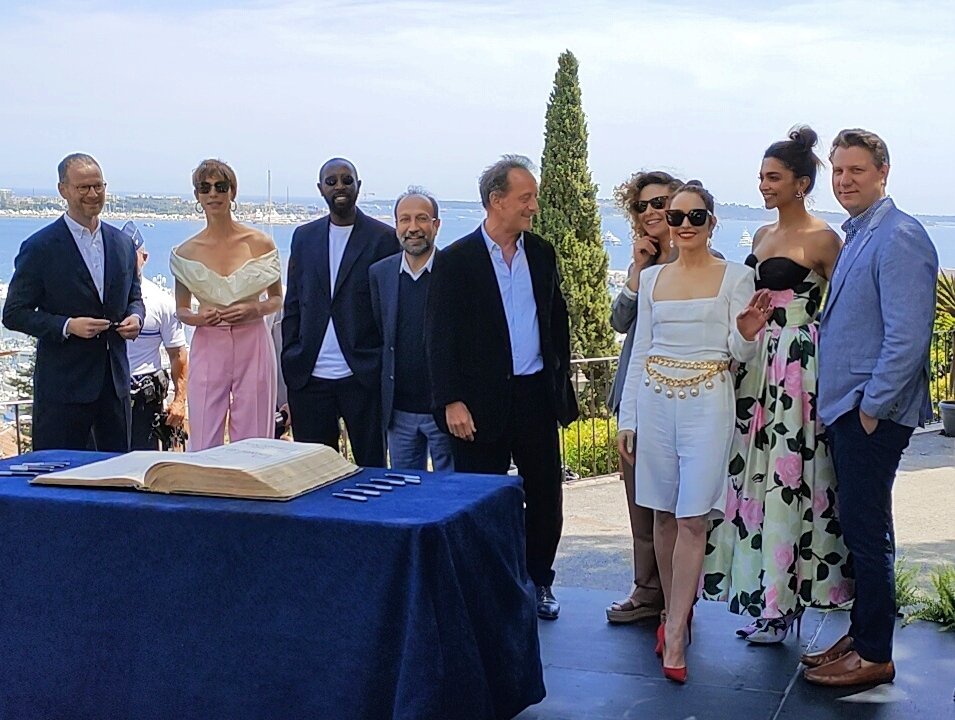 Jurado de la sección oficial de Cannes 2022, firmando el libro de honor en el castillo de la ciudad.
Merci à la ville de Cannes <a href="/villecannes/">Cannes</a>
#Cannes2022 <a href="/Festival_Cannes/">Festival de Cannes</a>