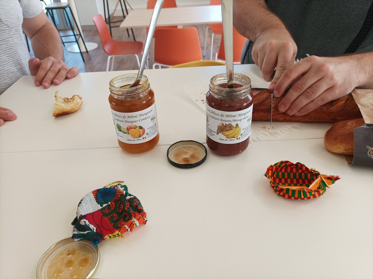 KWurus's tweet image. Pour le petit déjeuner au bureau aujourd'hui c'est dégustation des confitures de fruits Les Délices de Mbine Mangoune avec comme saveurs Mangue-combava et Bissap blanc-Banane. Les 2 ont fait l'unanimité.
C'est ça la mission de @KWurus, faire découvrir le 🇸🇳 à travers le monde!🥰