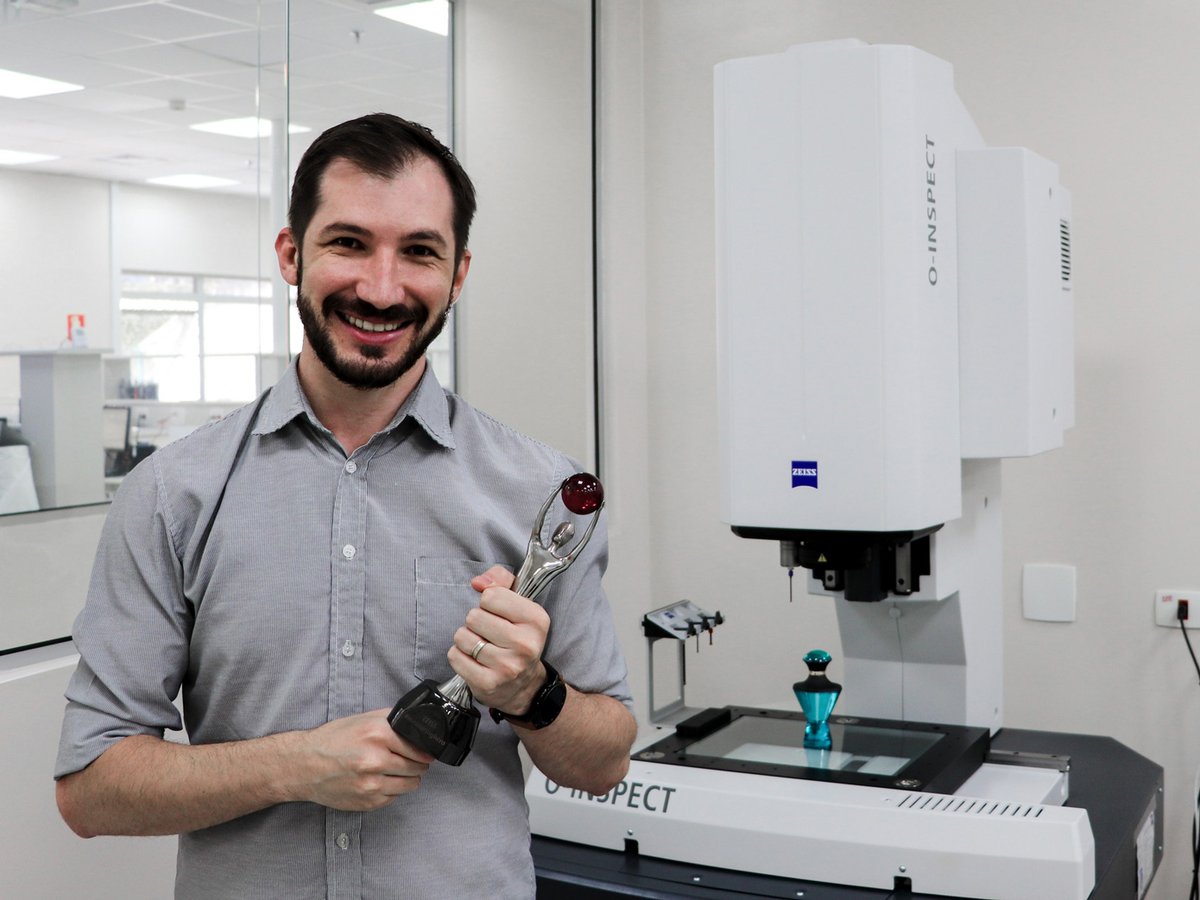 CarlZeissIM's tweet photo. The community voted for him in the #measuringhero category of the #measuringhero Award: Pablo Antunes da Rosa. With more than 12 years of experience, he now works as a researcher in packaging development. Find out what special products Pablo is working on: https://t.co/SGJowCIvj1 https://t.co/Gi1s5aoAI1
