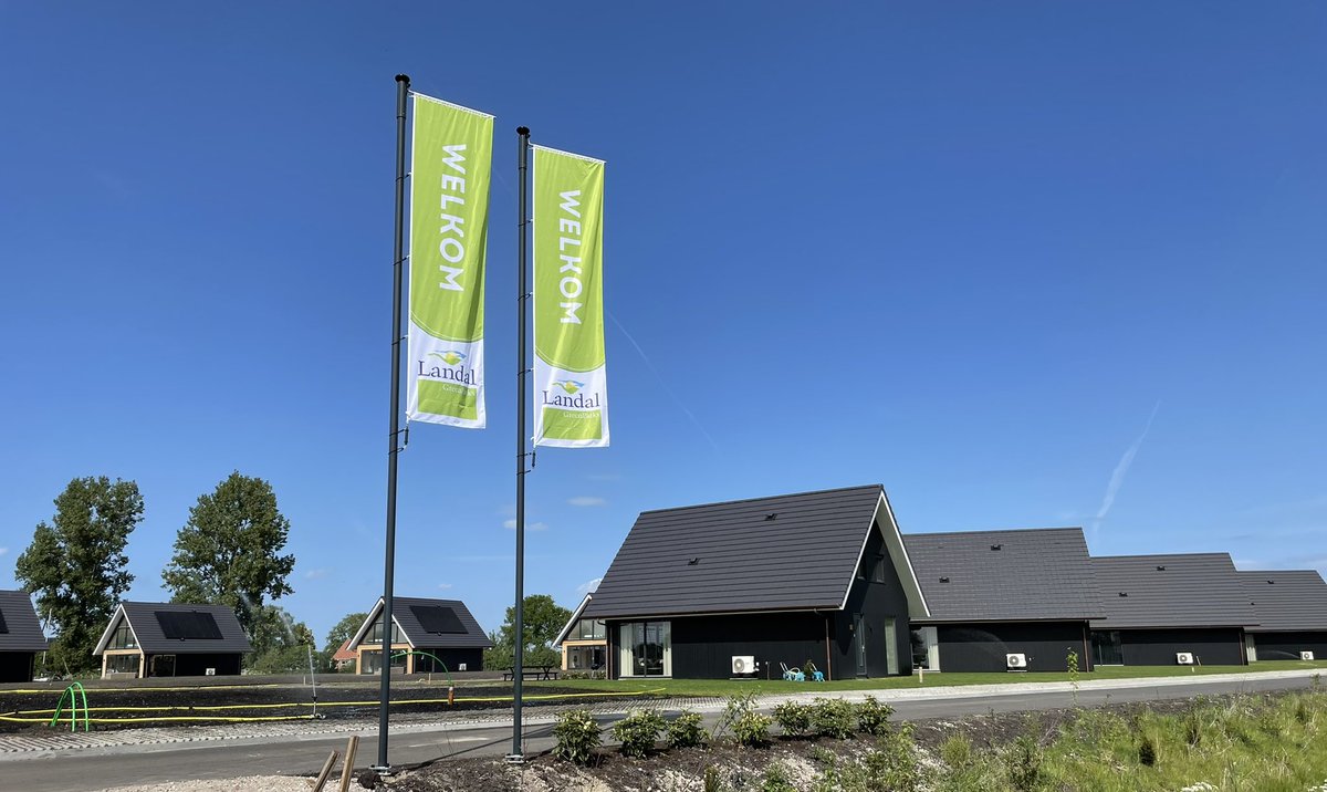 Voor het nieuwe Landal Green Parks park op De Veenhoop 2 prachtige antraciete premium hijsbare baniermasten geplaatst. Bij aanvraag werd er in de eerste instantie gedacht aan witte masten, na de plannen te hebben bekeken, geadviseerd om hier antraciete baniermasten te plaatsen.