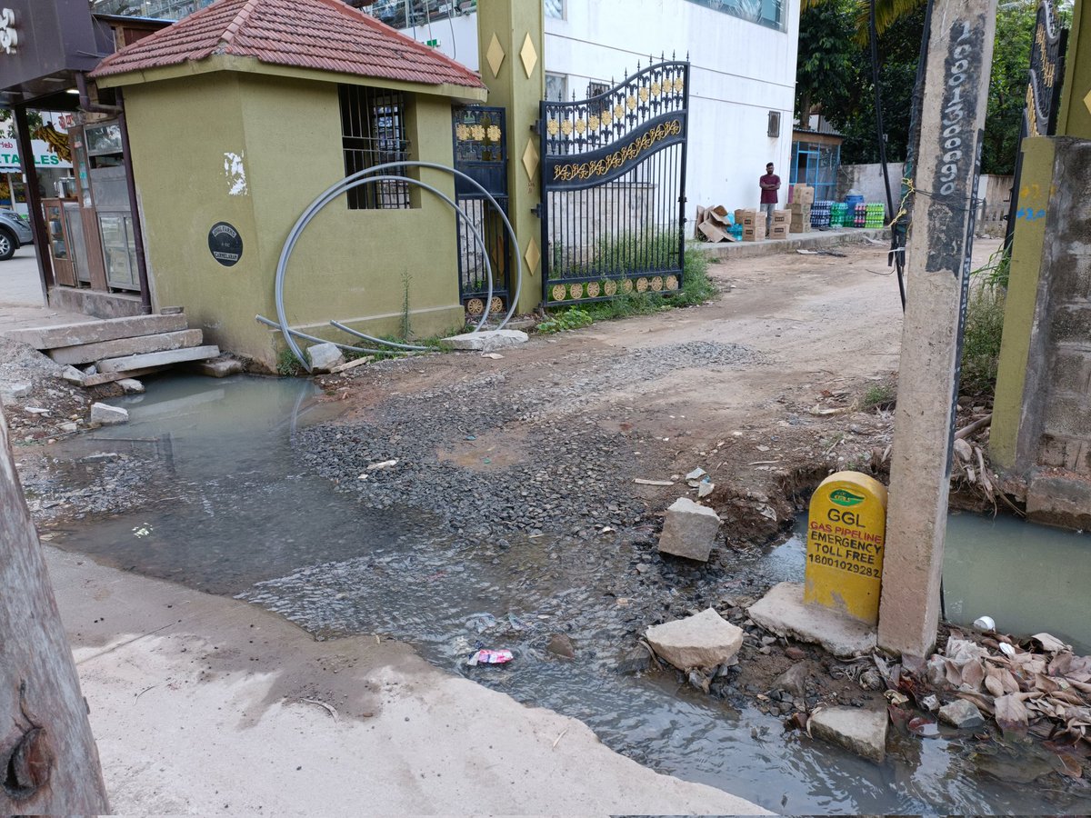 JushuBLR's tweet image. @MTF_Mobility @carmelaramunite @BBMPCOMM @bbmpcommr @BSBommai @ArvindLBJP @gamerrajan @AshwiniVaishnaw @PCMohanMP 
 Sir this is image from carmelaram ,sewage water is flowing openly in front of a residential layout and pipe laying work is pending ,we 150 residents  are suffering
