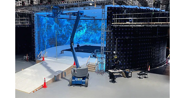 Visual_Displays's tweet photo. Guinness World Records has named a 2,200sqm, 310° virtual production stage in Vancouver, Canada as ‘the world’s largest LED stage’ > https://t.co/VN0Wj5qy7e 🏆🥇
@GWR #ProductionStage #LEDscreen #LEDstage #VirtualProductions https://t.co/0USEh2QVMY