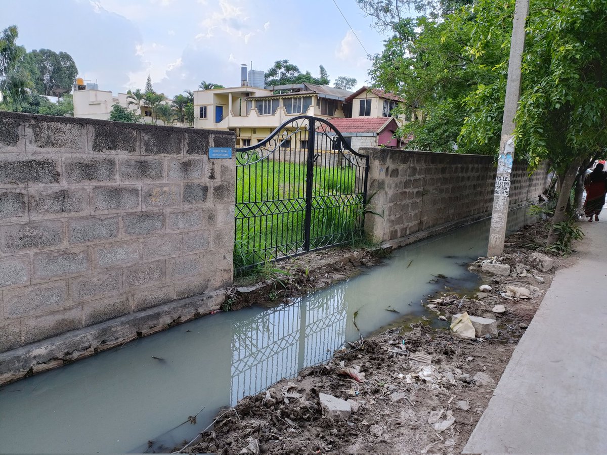 JushuBLR's tweet image. @MTF_Mobility @carmelaramunite @BBMPCOMM @bbmpcommr @BSBommai @ArvindLBJP @gamerrajan @AshwiniVaishnaw @PCMohanMP 
 Sir this is image from carmelaram ,sewage water is flowing openly in front of a residential layout and pipe laying work is pending ,we 150 residents  are suffering