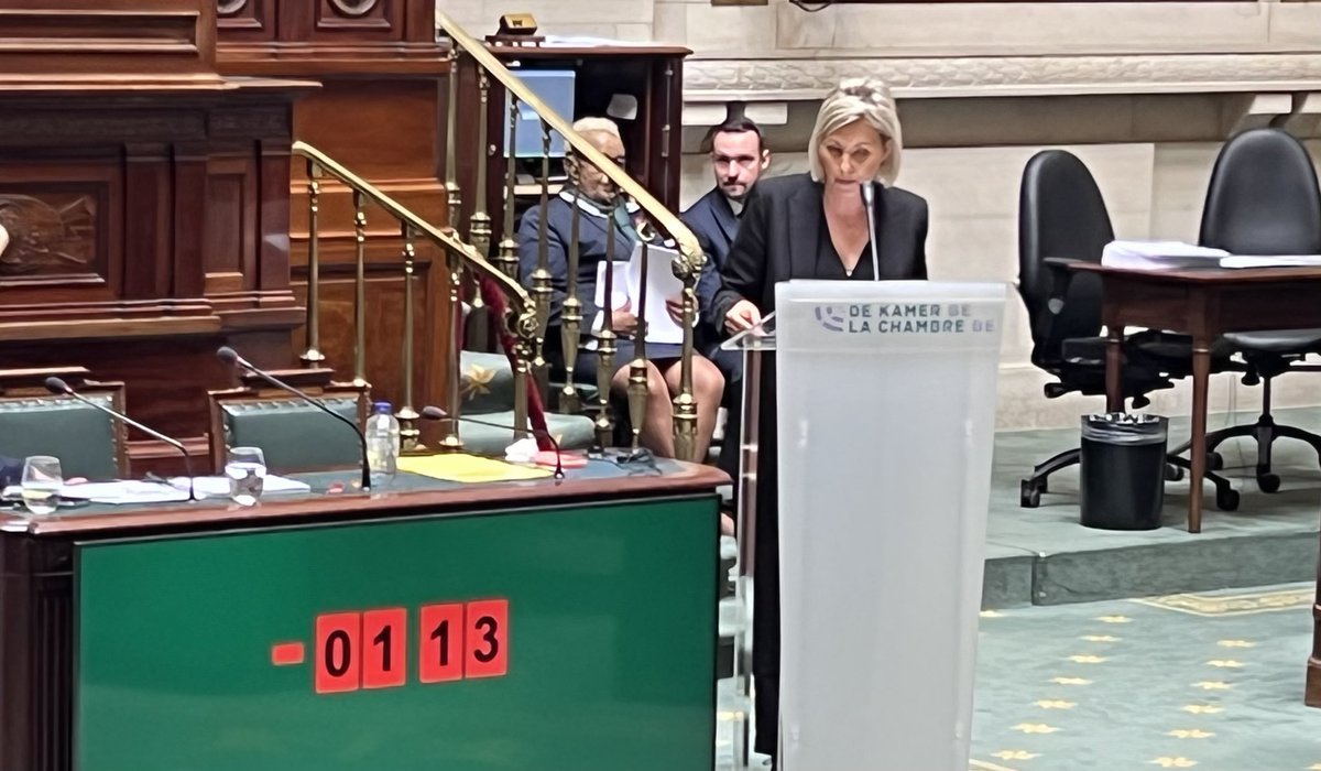 StevenCreyelman's tweet photo. Bij de #oppositiepartijen wordt de #microfoon in @DeKamerBE op de seconde uitgezet. #Vivaldi-ministers mogen ruim over tijd gaan. Op het einde zelfs meer dan 2 minuten, zo blijkt. #tweematen #tweegewichten https://t.co/vSoVsvoMln