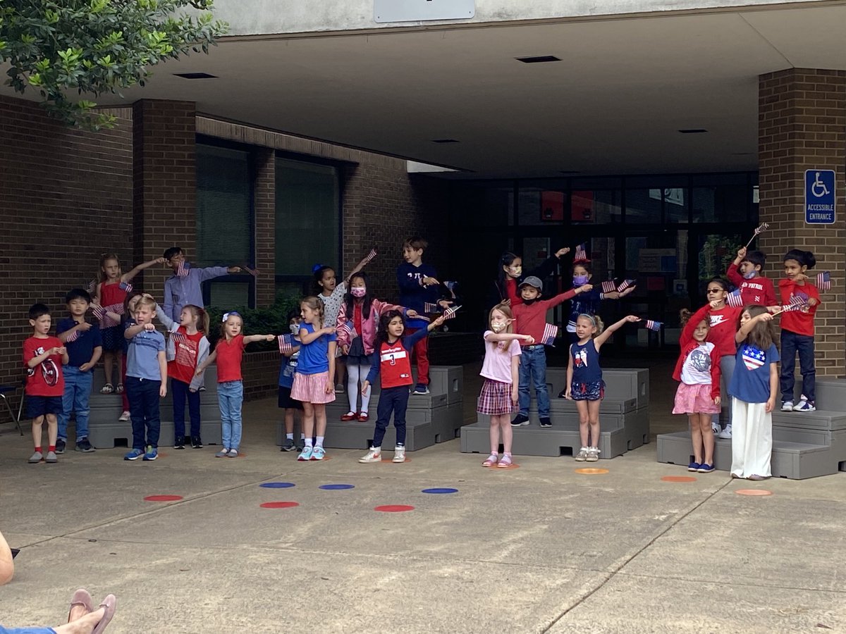 UnionMill's tweet photo. Kindergarten students have the patriotic spirit and are getting us ready to Celebrate America with poems and songs. 🇺🇸❤️🇺🇸#UMESBetterTogether ⁦@Region4FCPS⁩ ⁦@fcpsnews⁩ https://t.co/PU9BYrK6Bq