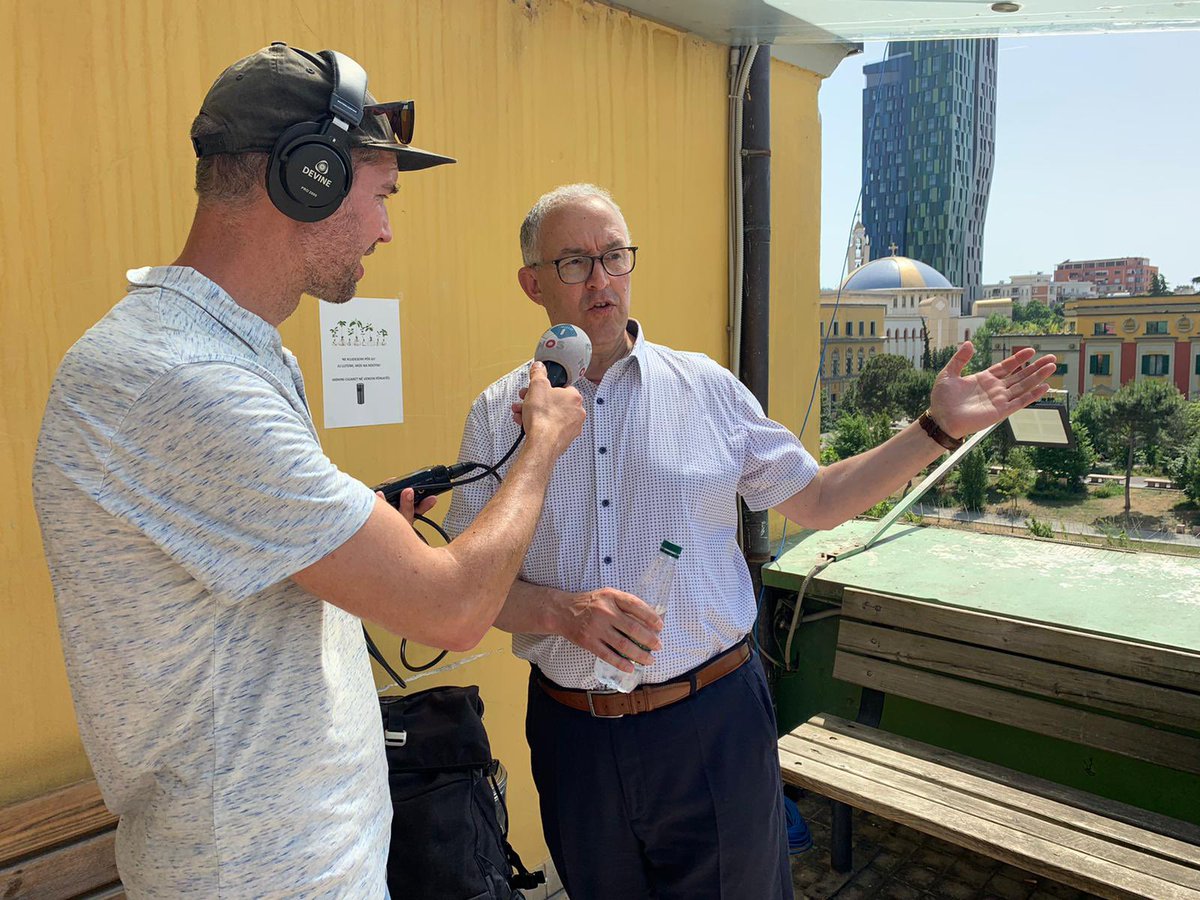 “Feyenoord wint met 2-1, Dessers scoort 2 keer, waarvan 1 penalty”, voorspelt de Rotterdamse burgemeester Aboutaleb.