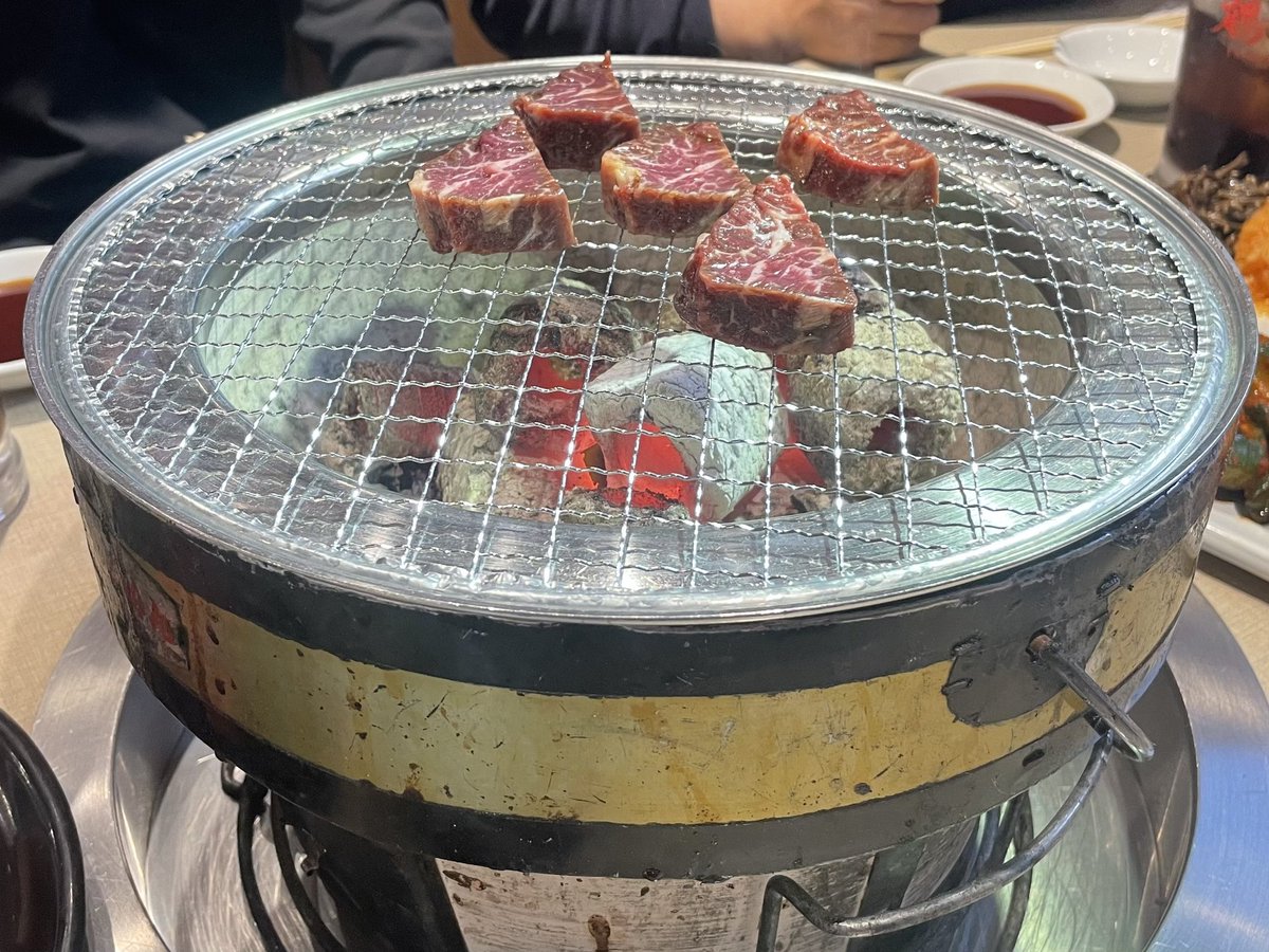 shinaFFVII's tweet photo. ブリッツモードを早くやりたいなーと思いながら、取引先の社長さんが美味しい焼肉をご馳走してくれるって言うからついてきてしまった笑 https://t.co/bTRWMoaPir