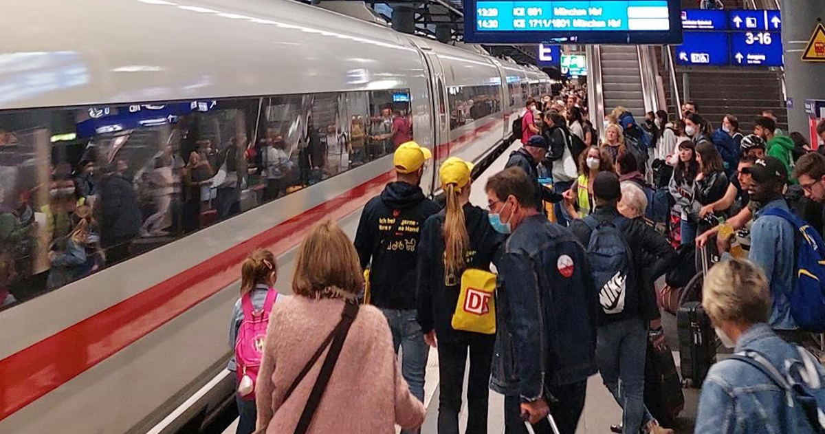 DB_Bahn's tweet photo. Schon gesehen? Seit heute stehen an großen Bahnhöfen wieder Reisendenlenker:innen an den Bahnsteigen, um dir zu helfen, dein Fahrrad, Kinderwagen oder großen Koffer in den Zug zu bekommen. Auch Fragen zur Zugreihung oder Anschlusszügen beantworten sie gern. https://t.co/W3xcWiUJ7X