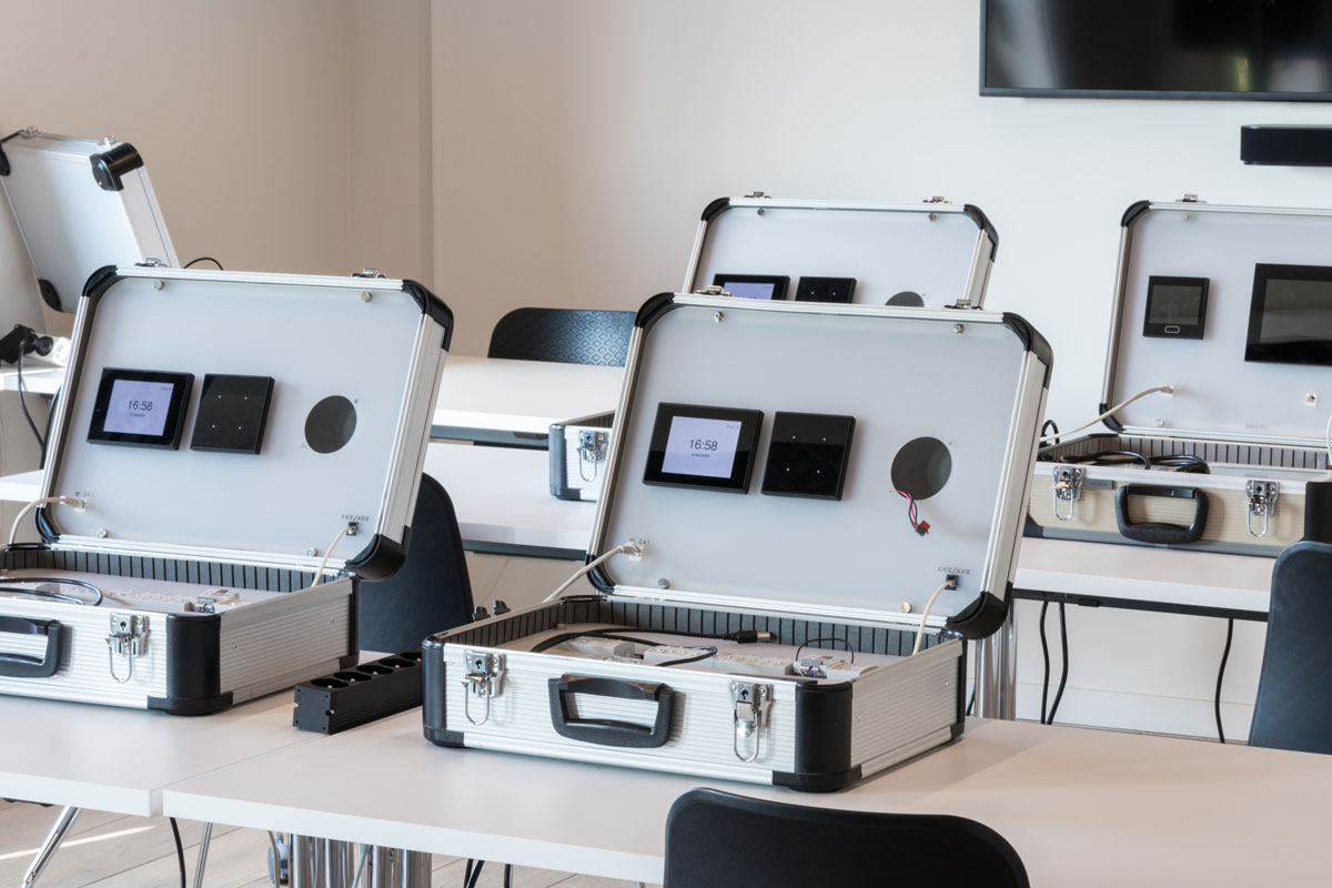 KNX Home Controle #opleiding voor starters 💻 

Ben jij een installateur of integrator en wil je graag starten met KNX? Volg dan één van onze #KNX Home Control startersopleidingen. 

Schrijf je snel in👇
ecatalog.vecolux.be/event?type=4