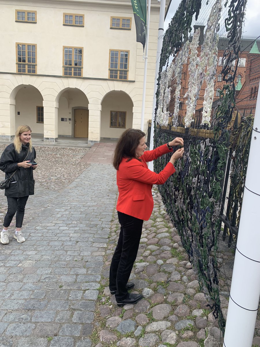 På Artillerigården kan man fläta band i kamouflagenät för 🇺🇦 försvarsmakt. Träffade också konstnären Ludmila Christeseva, från Belarus, som står bakom konstprojektet &amp; Helene Rånlund, överintendent &amp; chef för Statens försvarshistoriska museer.
Läs mer här:
armemuseum.se/event/hantverk…