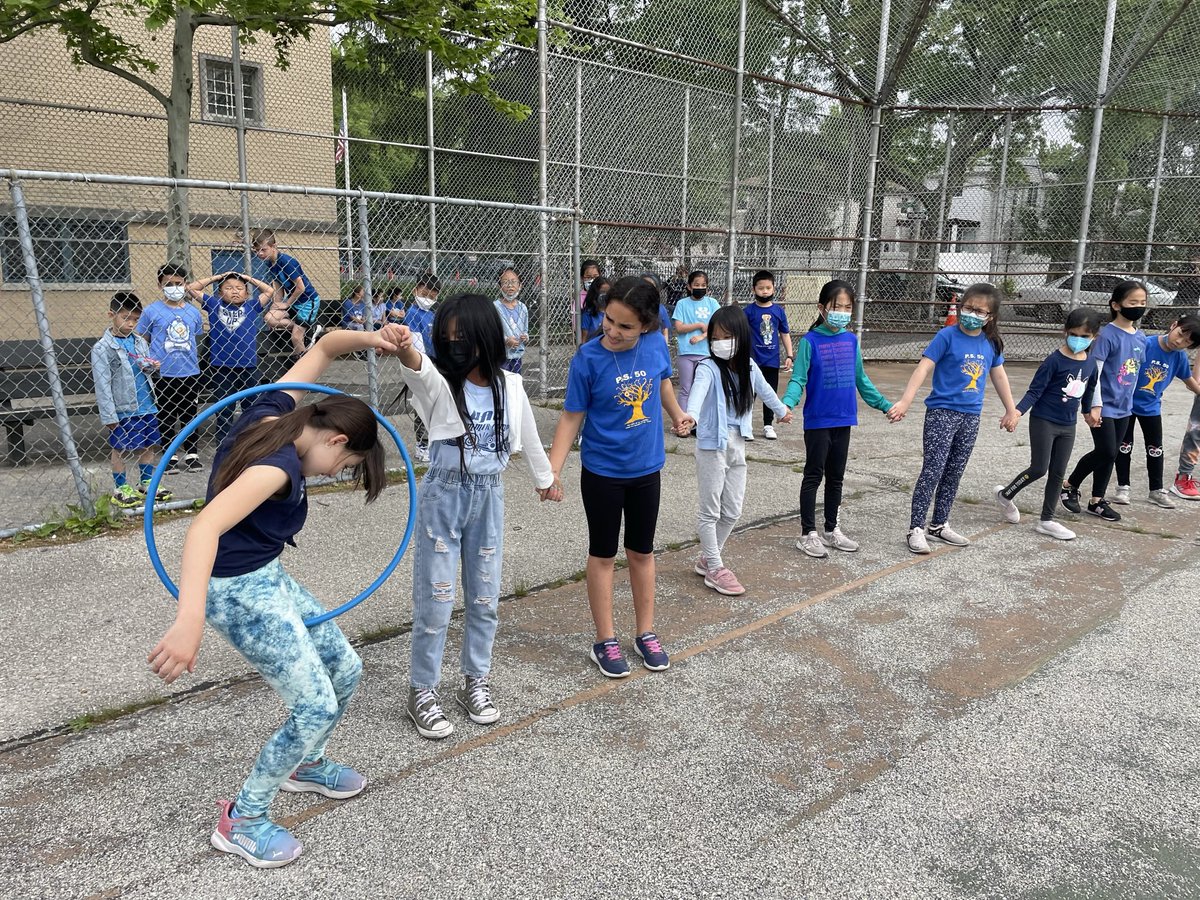 jcsulli77's tweet photo. 3rd graders first Field Day! 💙Team amazing teamwork winning 🥈🤩 &amp; a big congratulations 🎉 to our friends on the 💚 Team taking home the 🏆 @ps50si @SIBOD31 #FieldDay2022 https://t.co/JqMFxn0CwH