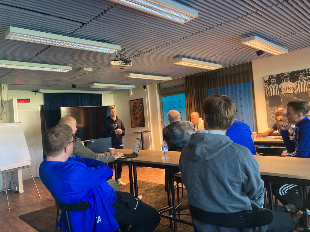 Haaste- ja kaupunginosa valmentajien koulutuksessa Toni Koskela kertomassa HJK pelitavasta sekä Miika Takkula HJK pelaajan profiilista. Paljon hyvää keskustelua jonka jälkeen ottelun seurantaa 🔵⚪