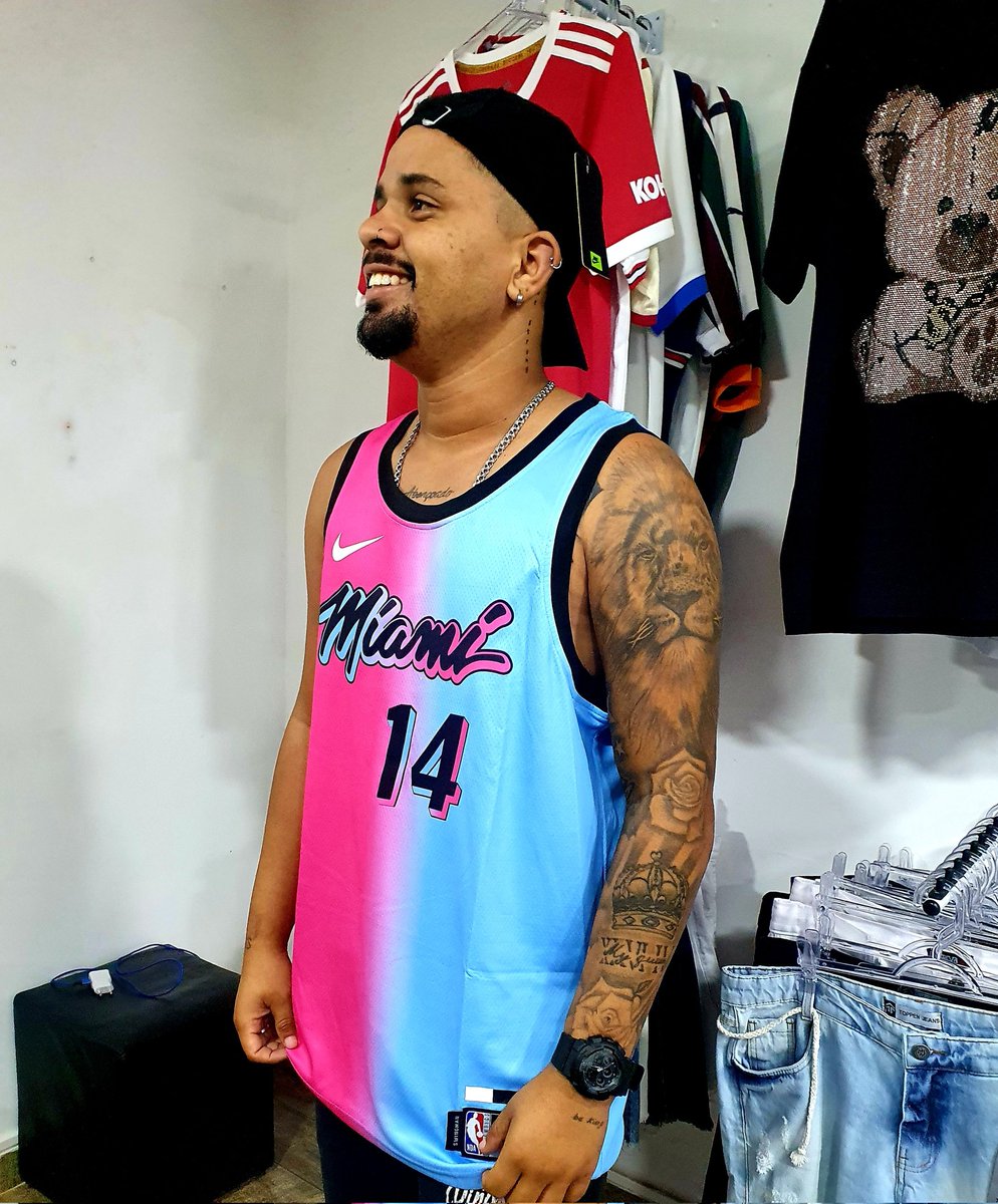Casa10IMPORTS's tweet photo. Pra quem curti aquele material esportivo. Camiseta de basquete top demais!! 

📍 Est. Gen. Canrobert Pereira da Costa, 759 Magalhães Bastos 

📲 21 96404-3939 

Instagram- CASA10IMPORTS https://t.co/ytCXM1cqZV