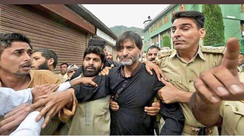Talallshakeell5's tweet photo. میری ہمتیں ابھی جھکی نہیں میرے حوصلے بھی بلند ہیں 💪💪
مجھے ہار جیت سے غرض نہیں میری جنگ تھی سو میں لڑ گیا✊✊
#Pak_StandsWithYasinMalik https://t.co/A3G3vmzeHn