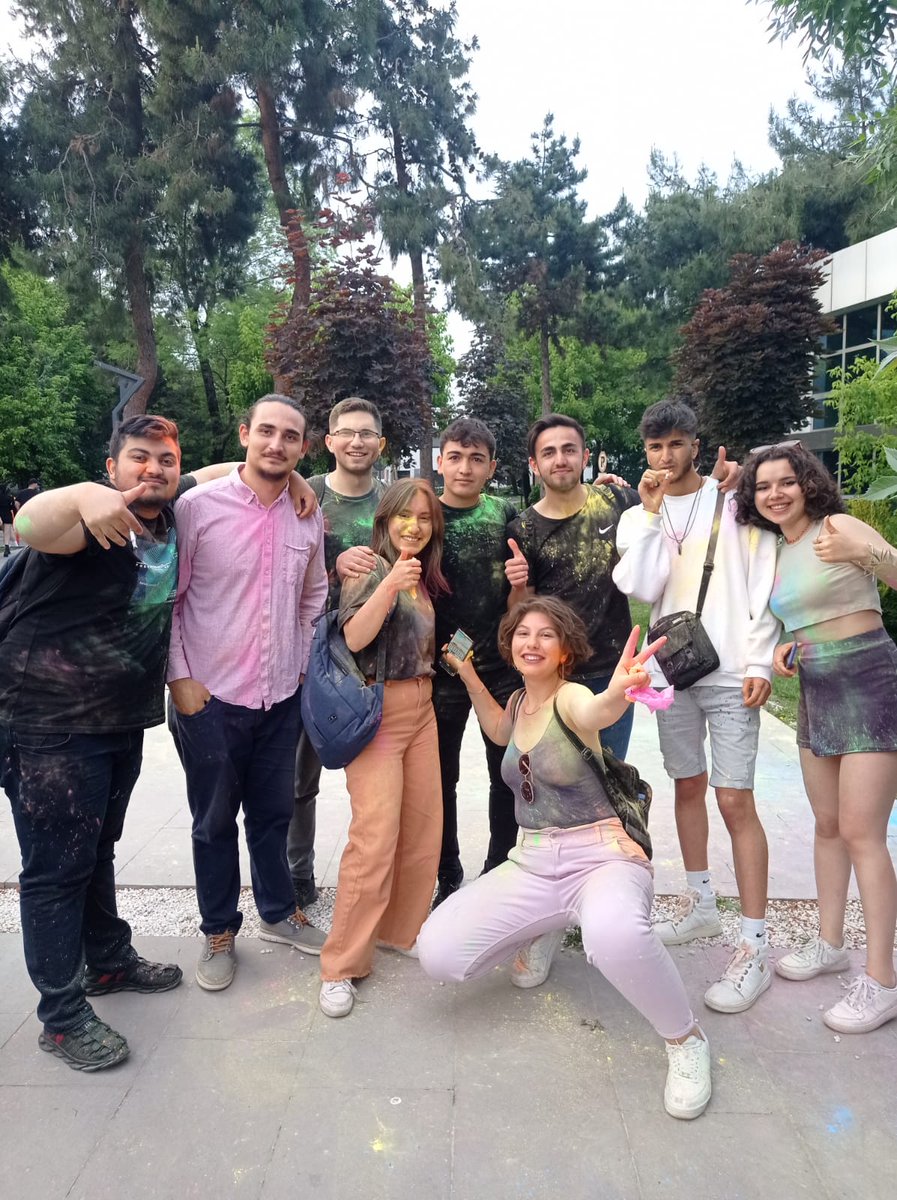 girl_boss_'s tweet photo. Ytu #springfest22 i color feste çeviren tayfa https://t.co/vpAudpkwpM