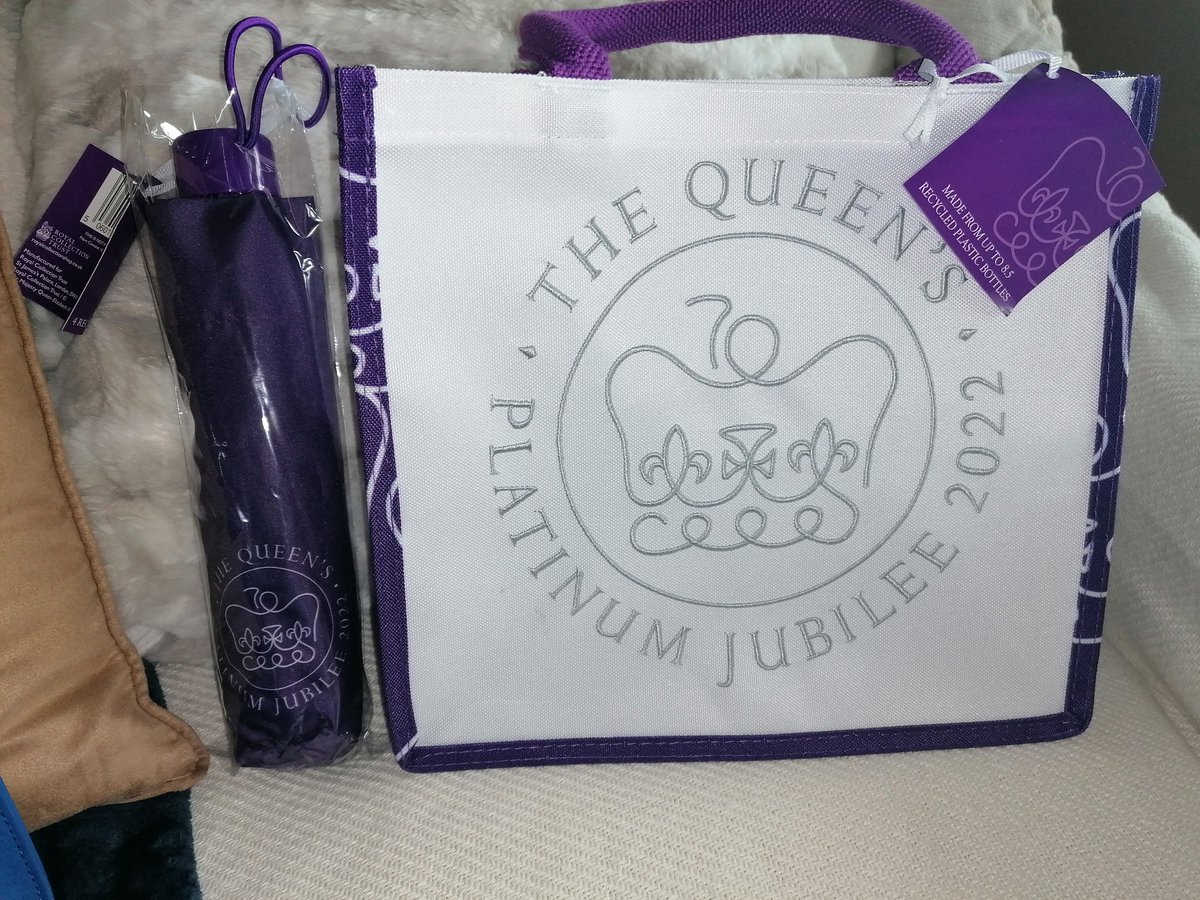 Nean61170806's tweet photo. Thank you @RCT π.
Look what arrived today π
I think I have enough bags now for the #PlatinumJubilee π¬π§ππ€
I have always wanted a @Radley_London bag and no better time than #QueenElizabethII #PlatinumJubilee π¬π§π
#plantatreeforthejubilee
#treebilee π³ https://t.co/ZWoESxWaHK