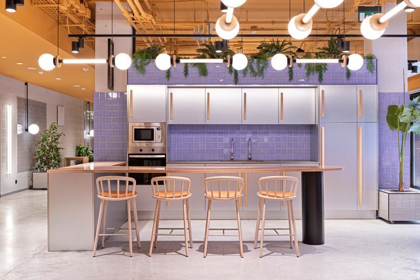 uiedaarq's tweet photo. #coloroftheyear
#pantone
Apesar de já estarmos nos aproximando do meio do ano, vale sempre a pena revisitar previsões, tendências que se apresentaram no início do ano. 
#arquitetura #arquiteturadeinteriores #homedecor #architecture #interiordesign #decor
@uieda
Fonte: Dezeen https://t.co/NBUIgFO44a
