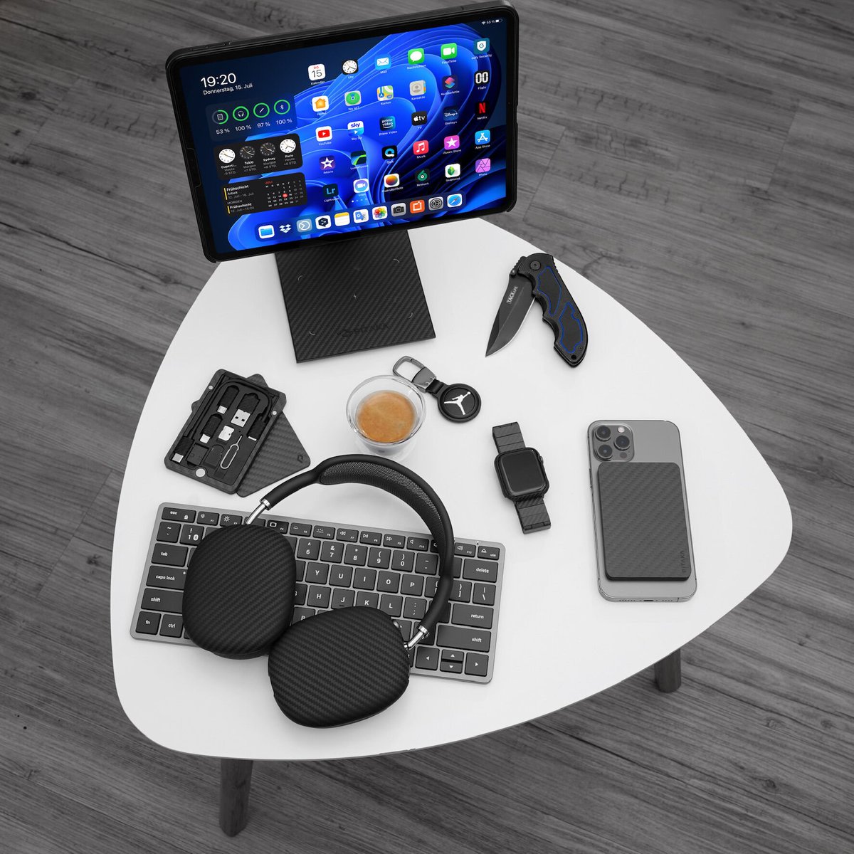 PitakaGallery's tweet photo. #PickoftheDay
Take a look at the PITAKA collection setup from @appletechgadgets. All you need in #carbon
#MagEZWallet #AirPalShellsForAirPodsMax #MagEZCase2
#MagEZStand #CarbonFiberWatchBand #MagEZDigitalTravelKit #PitaFlowForTablets #Apple #MagSafe #desksetp https://t.co/IxXctkjr4Z