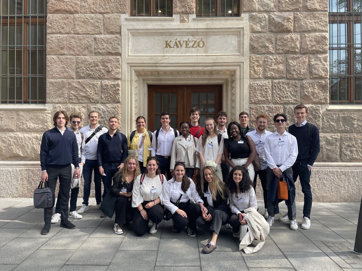 AlumniMaastrichtUni tweet media