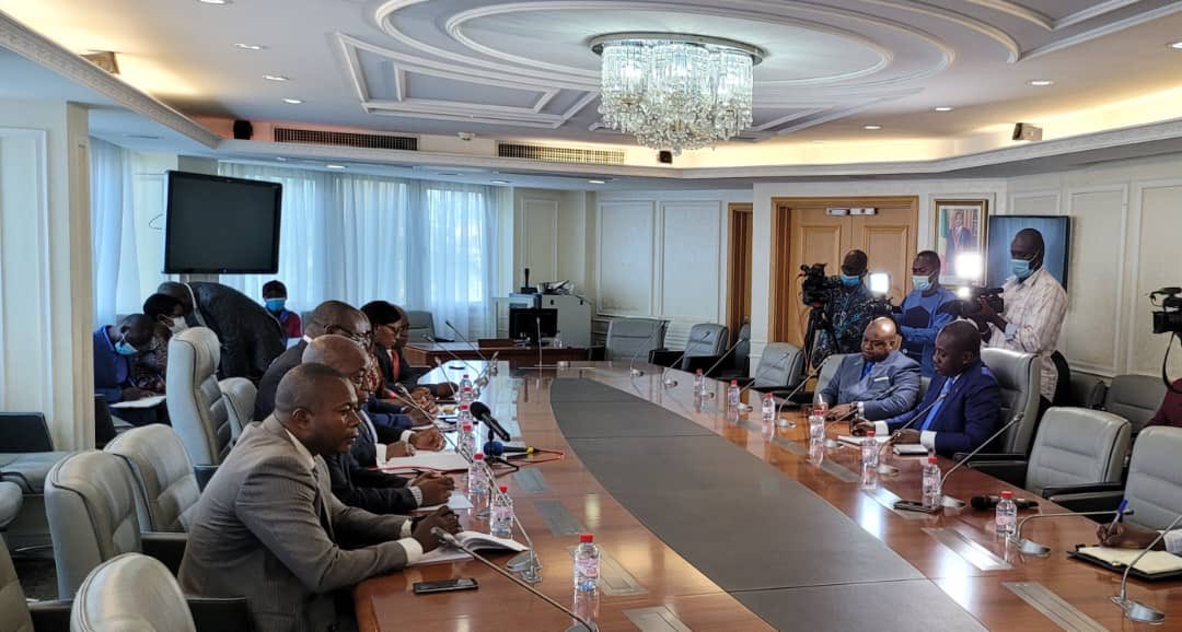 MinAT_RDC's tweet photo. Rencontre ce mercredi 25 mai à #Brazzaville entre le Ministre d'Etat de l’Aménagement du Territoire Me @GuyLoando_ et son homologue Brazzavillois @BouyaJacques.
Au menu de la séance de travail,  échange d'expériences sur la gestion de l'espace physique de ces deux pays frères. https://t.co/am1yRy6PZa