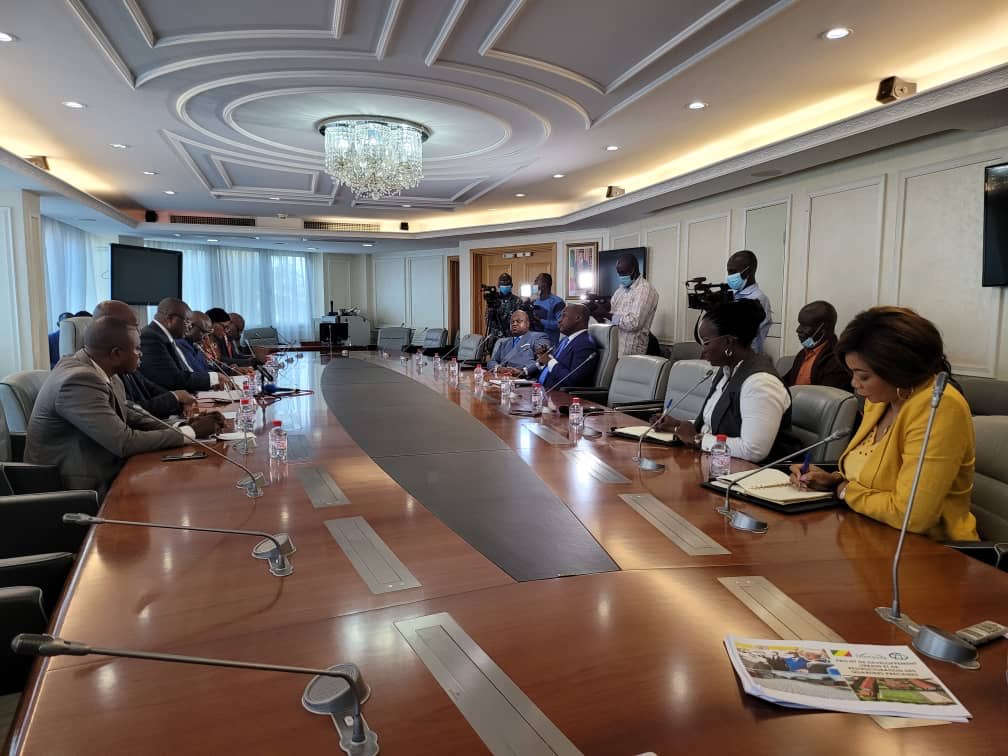 MinAT_RDC's tweet photo. Rencontre ce mercredi 25 mai à #Brazzaville entre le Ministre d'Etat de l’Aménagement du Territoire Me @GuyLoando_ et son homologue Brazzavillois @BouyaJacques.
Au menu de la séance de travail,  échange d'expériences sur la gestion de l'espace physique de ces deux pays frères. https://t.co/am1yRy6PZa