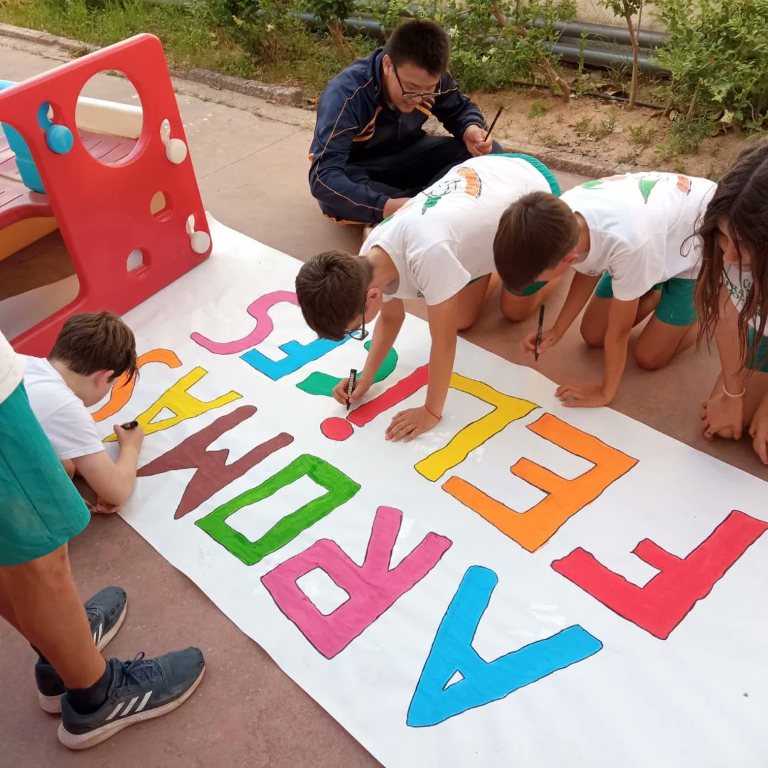 ColegioFBM's tweet photo. Ya lo tenemos todo preparado para el mercadillo de Créate de esta tarde! Aquí tenemos a los alumnos de 1eso colaborando con sus compañeros de 6ep.👏💪🔝 #teamwork https://t.co/10ppsUvzfx