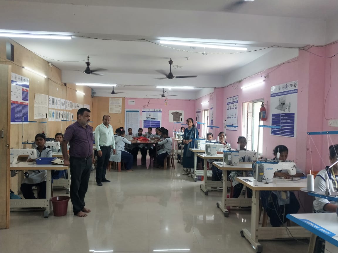scstdevdept's tweet photo. #OSFDC State official Team members Visited First Batch of Black Panther under #SC #PRAYAS Phase- II of Self Employed Tailor (to be completed on 28th May 2022).
@CMO_Odisha @IPR_Odisha @SecyChief @MoSarkar5T @TribalAffairsIn
#scstdevelopment #education #ruraldevelopment #Odisha https://t.co/SN2hZlivTt