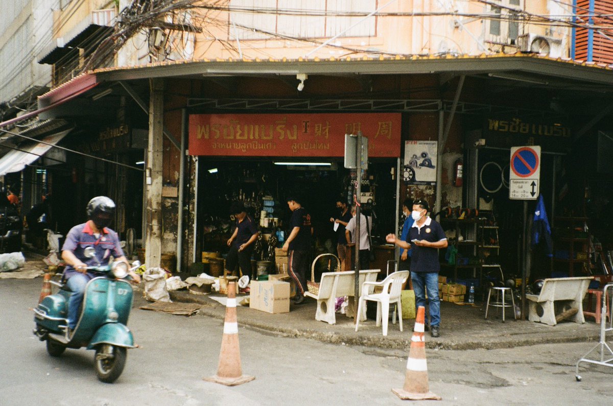 bumbe54's tweet photo. " บางช่วงเวลาเราเก็บมันไว้ได้เพียงแค่รูปถ่าย "

📸 :  Pentax Zoom 60 date
🎞 : #KodakGold200
Dev &amp; Scan : FilmLab By charoenlab

#เมก้าสะพานเหล็ก https://t.co/8ZgrpPnHZR