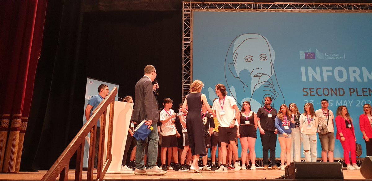 ascuoladioc's tweet photo. #ASOCEU 2021 winning teams of #Catalunya and #Croatia awarded by the Head of Communication Unit - DG REGIO EU Commission @kakottova during the #InformEURegional meeting in #Malta!
Congratulations to the students and teachers for this great achievement! https://t.co/MstqaWadm9