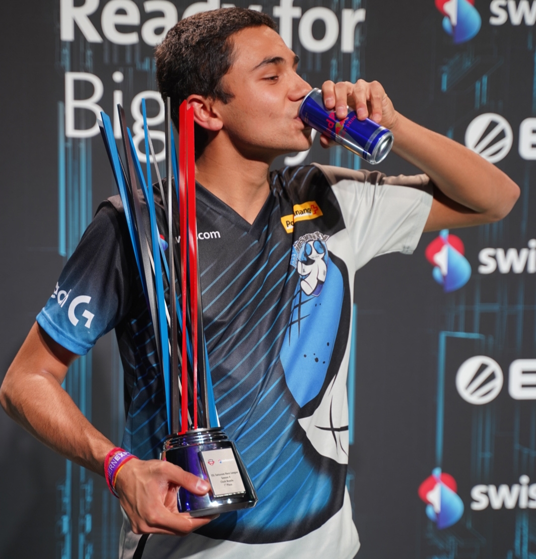 mYinsanityCH's tweet photo. There's a good reason to tune in for tonight's @RedBullCH #GetBuffed show - @SenpaiRekt_CR will be there! 🎉
The show starts at 20.00 and Senpai will be talking about Mobile Games! 📱
➡️ https://t.co/KNuhEbqZ1J ⬅️ https://t.co/RzzE5f0i7K