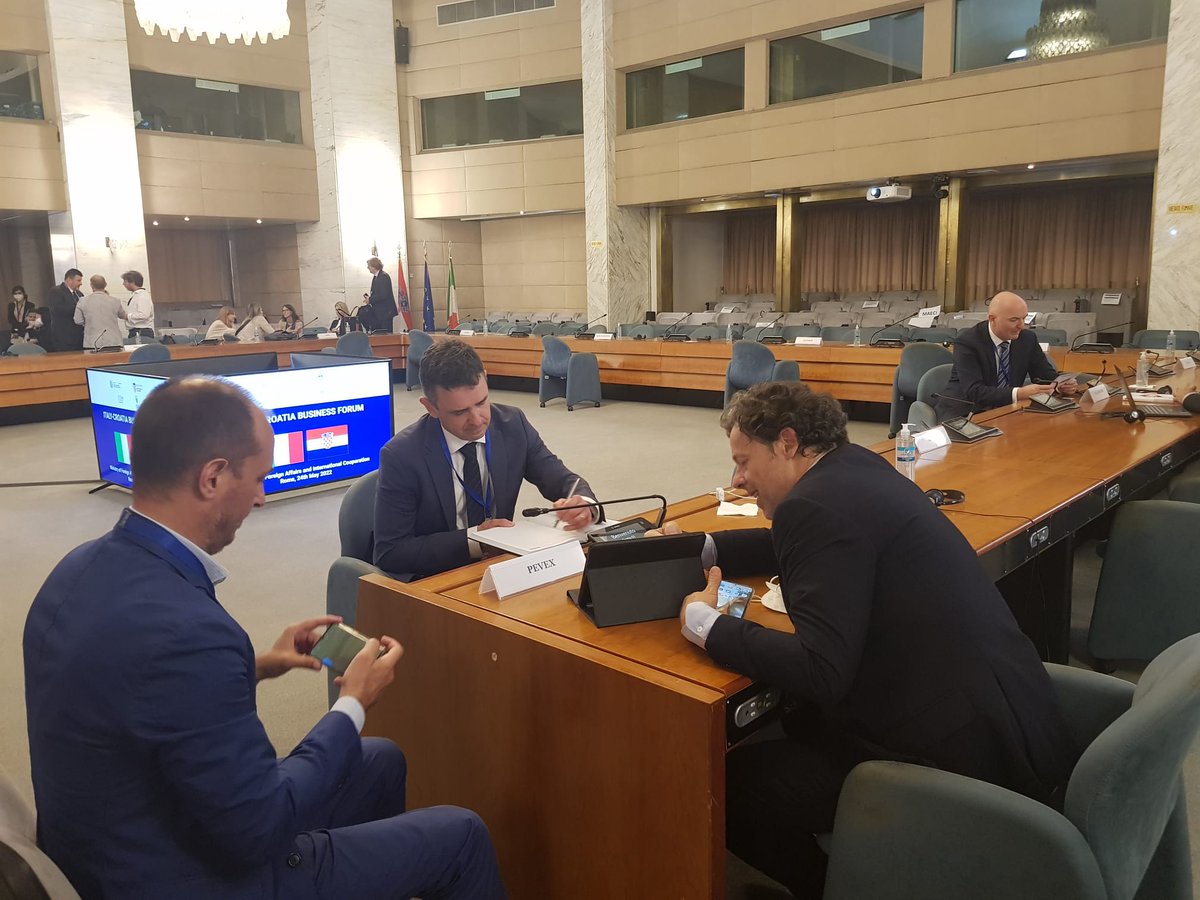 AgsvilCHPE's tweet photo. Incontri #B2B 🤝
#BusinessForum Italia - Croazia 🇮🇹🇭🇷
@ItalyMFA @ITAtradeagency @hgk @HAMAGBICRO #HBOR
#business #cooperation #Italia #Croazia
@grlicradman @luigidimaio https://t.co/Fb3eTmYg9H