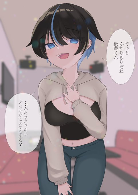 カラオケで冗談を言うショートカットの先輩 