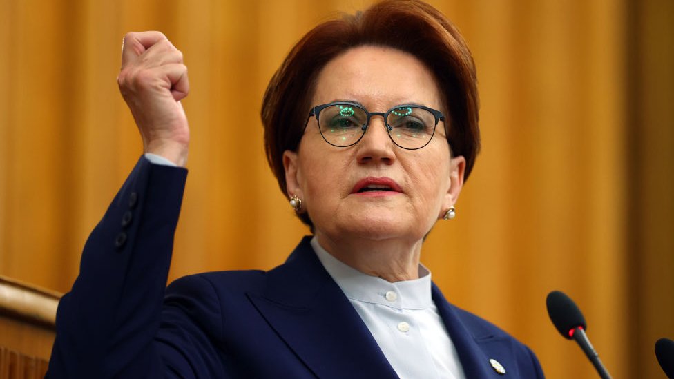 Meral Akşener, 'Tazmanya Canavarı edasıyla attığı tiratları gülerek izliyoruz. Çünkü biz biliyoruz ki çok az kaldı. Haddi kim bilecekmiş, milletimizin tokadını kim yiyecekmiş çok az kaldı' dedi. #İstibdatBitecekAzKaldı