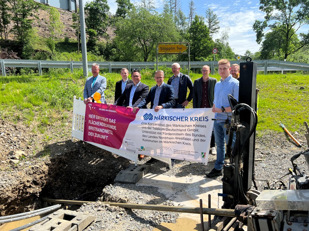 telekomnetz's tweet photo. #Telekom startet #Glasfaser-Ausbau in #Herscheid. Maximales Tempo: 1 Gbit/s ab Juni 2023. Schnelle Anschlüsse für rund 2.220 Haushalte. #MärkischerKreis #DasNetz #Glasfaseristmagenta Foto: Märkischer Kreis https://t.co/MvkkXj1zt5
